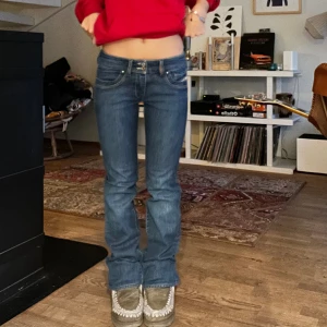 Lågmidjade diesel jeans  - Lågmidjade bootcut jeans från diesel. Midjemått 35 cm, innerbenslängd 83 cm. Tryck på köp nu om du vill köpa ❤️‍🔥