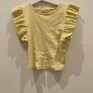 Gul volang topp - Ribbat tyg👕skriv till mig om ni har några funderingar!💬