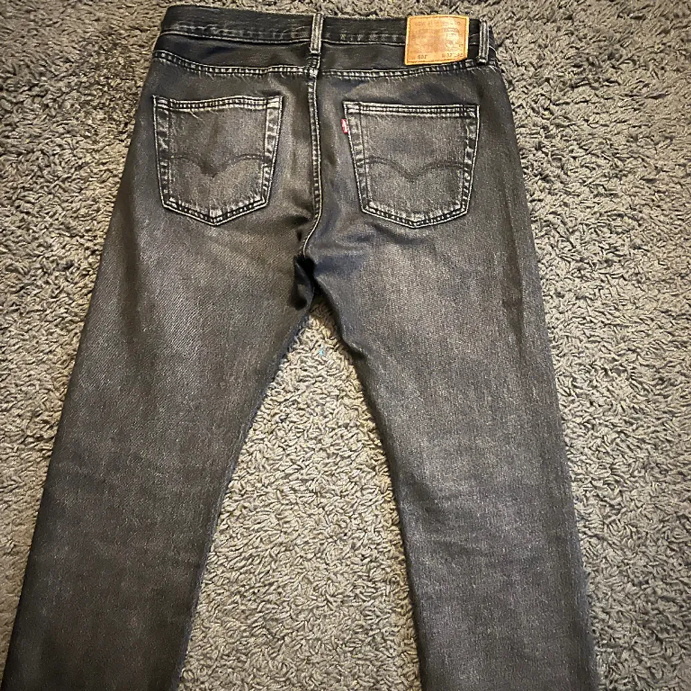 Ett par riktigt feta jeans från Levis. Modell 501. Storlek 32/32. Skick 10/10 har knappt används hör gärna av er vid frågor eller funderingar 🙌🥂. Jeans & Byxor.