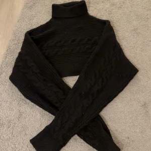 Stickad tröja - Svart stickad bolero tröja ifrån gima tricot som är använd 1 gång.