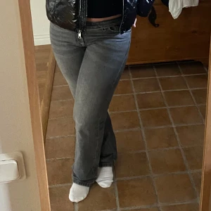 Grå jeans - Grå jeans från pull & bear. Kommer inte till användning. Stl 42 men de är små i stl