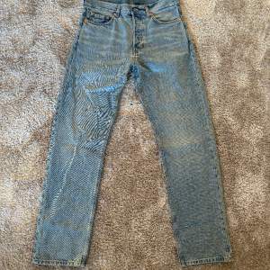 Ljusblåa Weekday jeans,  Storlek 29/32 Skick 9/10 har ett igensytt hål vid baksida knä.