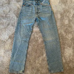 Ljusblåa Weekday jeans,  Storlek 29/32 Skick 9/10 har ett igensytt hål vid baksida knä.