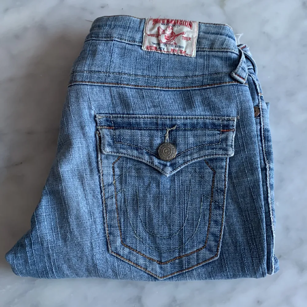 Fina bootcut True Religion jeans, perfekt färg och wash! 🤩 Köpte dem här på Plick men behöver sälja dem då dem är för små, så inte använda av mig. Nypris 1200! 💗 Innerbenslängd 72 cm. Mått hela vägen runt midjan 83. 💗. Jeans & Byxor.