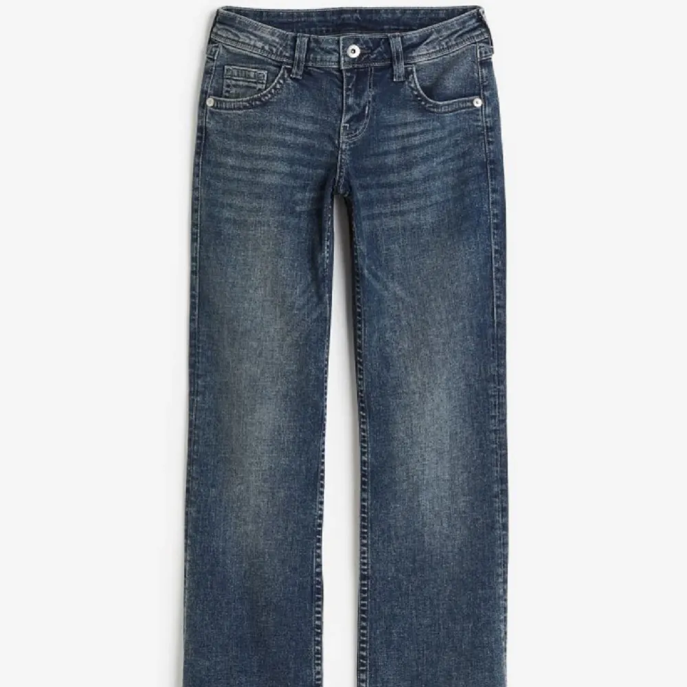 Lågmidjade jeans från hm. Har sytt upp dom då de var för långa för mig men de går att sprätta upp ifall man vill ha de längre.. Jeans & Byxor.