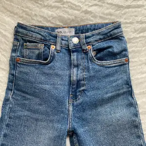 I princip oanvända jeans från Zara. Stretch material och lite utsvängda i benen✨🩵 (säljer då de är för små för mig) Skriv för mer info/fler bilder☺️