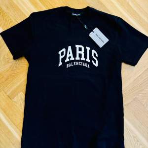 Helt ny/oanvänd Balenciaga ”Cities Paris” t-shirt. Storlek: L (ej oversize - kan bäras som M, beroende på hur man gillar passformen). Alla tags och lappar kvar. Endast intresserad av seriös och gärna snabb affär.