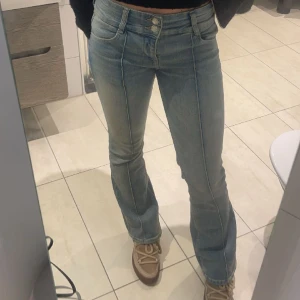 Jeans - Ljusblåa jenas med detaljer, skriv för fler bilder eller frågor🩵