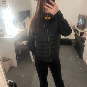 Parajumper Dam - Säljer min Parajumper pga av att den ej kommer till användning. Den är en bra vår/sommar jacka och är i väldigt bra skick då den används enstaka gånger. Orginal pris ca 3500.  Pris kan diskuteras💖För fler bilder och frågor skriv till mig!✨