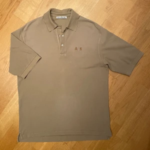 Acne Studios - Superfin och i princip helt oanvänd! Ljusbrun/grå/beige wash med snygg fade. Storlek XS på lappen, men sitter ruggigt oversized - mer åt L eller till och med XL. Eventuella frågor är välkomna i pm!