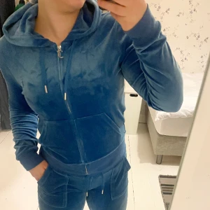 Blå Juicy couture tröja! - Hej! Jag säljer min blåa juicy couture tröja. Den är i bra skick och är använt fåtal gånger! (Pris kan diskuteras)💗