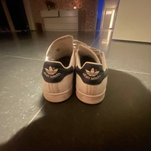 stan smith skor ❣️ - Skor som är i storlek 41 som inte längre passar. Använt några få gånger , hyfsat rena och inga håll. Kontakta privat för mer information 💫