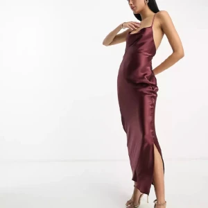 ASOS DESIGN - Vinröd, högglansig slipklänning - Säljer nu min jättefina vinröda balklänning då den inte kommer till användning. Endast använd 1 gång så är helt i nyskick. Slutsåld på hemsidan där jag köpte den för 930 💓