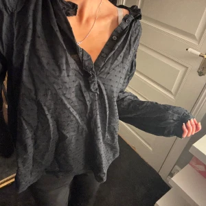 svart blus  - Super söt svart blus 