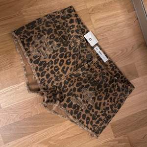 Helt nya ass coola leopard shorts! Ass snygga i storlek 36! Tryck gärna på köp direkt!