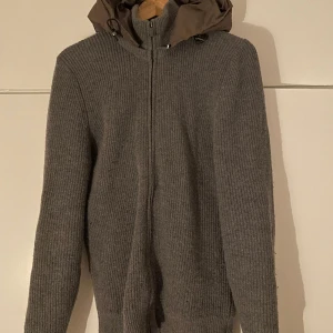 Massimo Dutti Kashmir  - Fräsch och trendig Massimo dutti stickad tröja i bra skick! Riktigt schysst och snygg med luvan. Nypris runt 2500