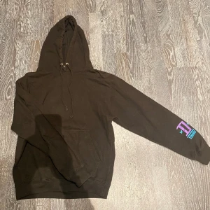Disagree hoodie - Säljer en snygg hoodie. Lite blekt men annars väldigt bra skick. Nu pris 950kr Strl S men den är ganska liten i strl 