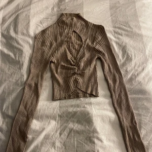 Zara top - Stolek s från zara  Använt en gång, använder inte löngre. 