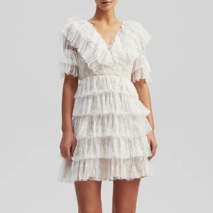 By Malina klänning🤍 - Säljer nu min By malina klänning som endast är använd en gång på min studentmottagning! Den är i storlek Xs/34 men upplever den lite större så kan nog passa en mindre S/36 också🤍 Klänningen har inga defekter🌸 Nypris 2800kr