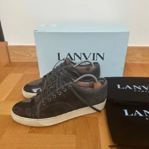 Lanvins  - Tjaaa! Säljer nu dessa feta lanvins i färgen svart och i storlek 7 vilket motsvarar ca 41-42. Allt og medföljer! Pris 2599kr🙌 Dm för mer bilder eller frågor