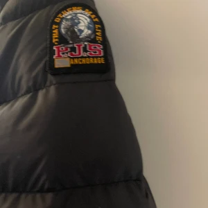 Parajumper Irene jacket Dam - Säljer min parajumper jacka helt nytt skick använt några gånger. Frakt ingår i priset 