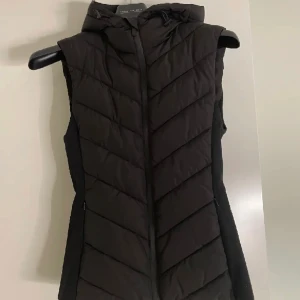 Zara väst - Jättesnygg väst från Zara. Använt några få gånger och säljer då jag tyvärr inte använder den. Skriv om du vill ha mer info💕