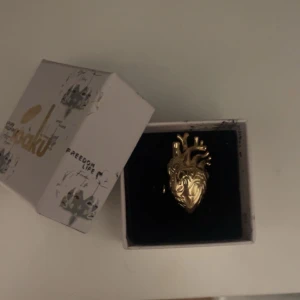 Ioaku ring - Säljer min jätte fina ring från ioaku som är helt slutsåld på hemsidan🤍 andvänd ett fåtal gånger, så den är som nyskick💗 skriv vid frågor!🤍 (andra bilden lånad) skriv innan ni trycker på köp!