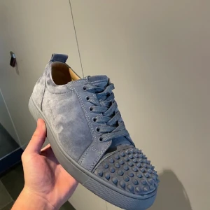 christian louboutins - Skick 9/10 i storlek 43 men passar även 44 priset kan diskuteras 