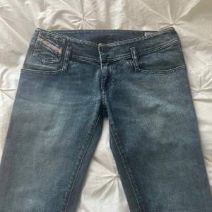 Galet snygga lowwaisted diesel jeans med fina detaljer runt fickorna! Fint vintage blå färg😍 aningen tajta runt smalbenen, men går alltid att sy ut 🙌🏻 de är i jättefint skick och ser oanvända ut!