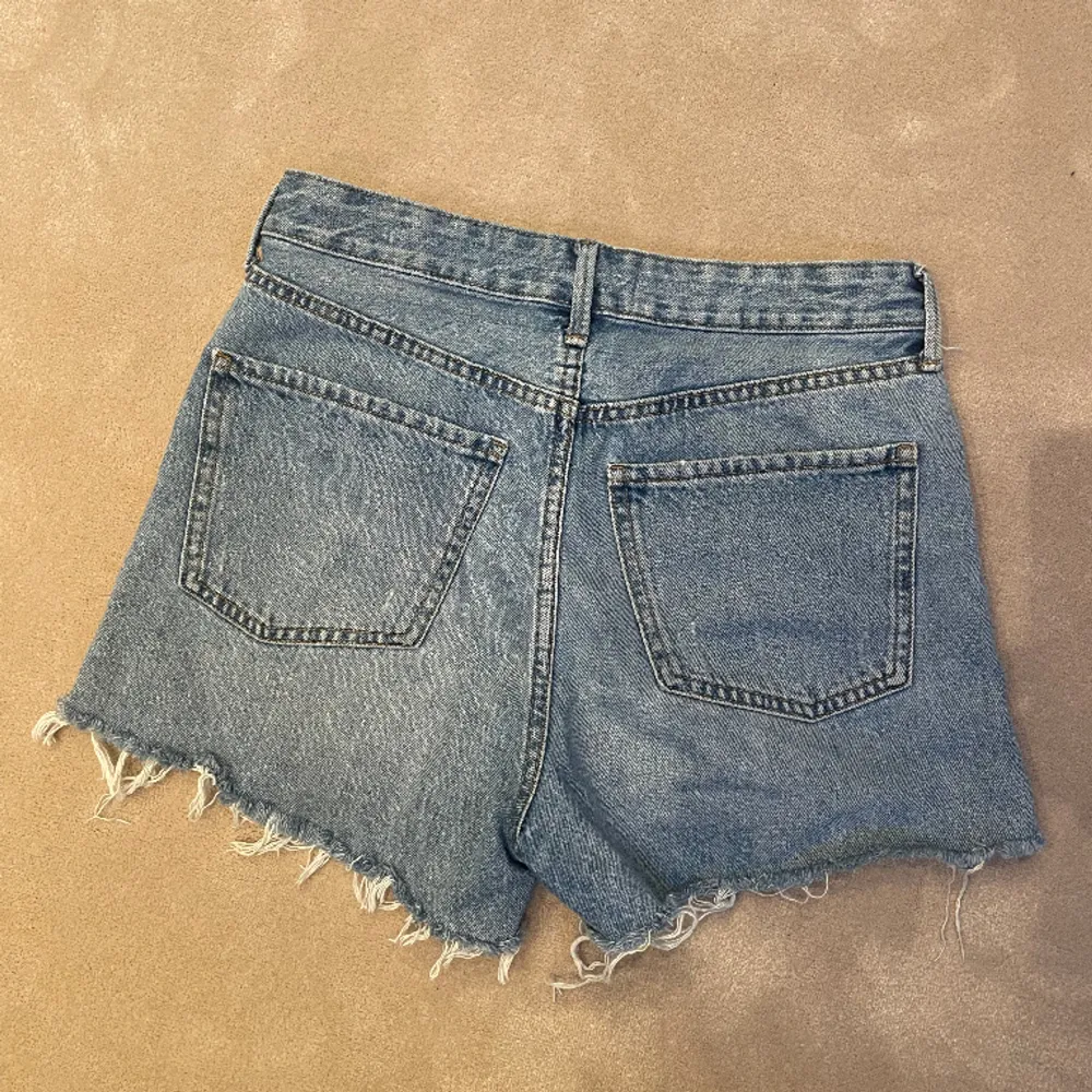 Supersnygga jeans shorts från mango i storlek 38 som är mer åt S i storleken🧡. Shorts.