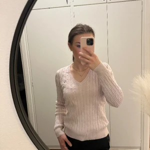 Gant  - Stickad tröja från gant, v- neck. Strl S Något ut tvättad annars bra skick  ljusrosa färg 