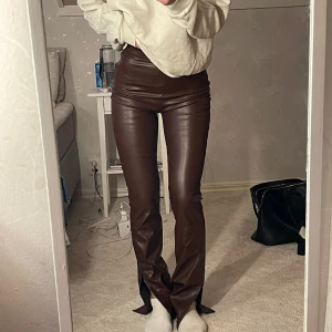Skinnbyxor  - Bruna Skinnbyxor från Nelly🩷 Aldrig kommit till användning då dom är för långa för mig (är 164cm) så i nyskick. Slits längst ner på benen Storlek xxs (skulle mer säga xs ev s)
