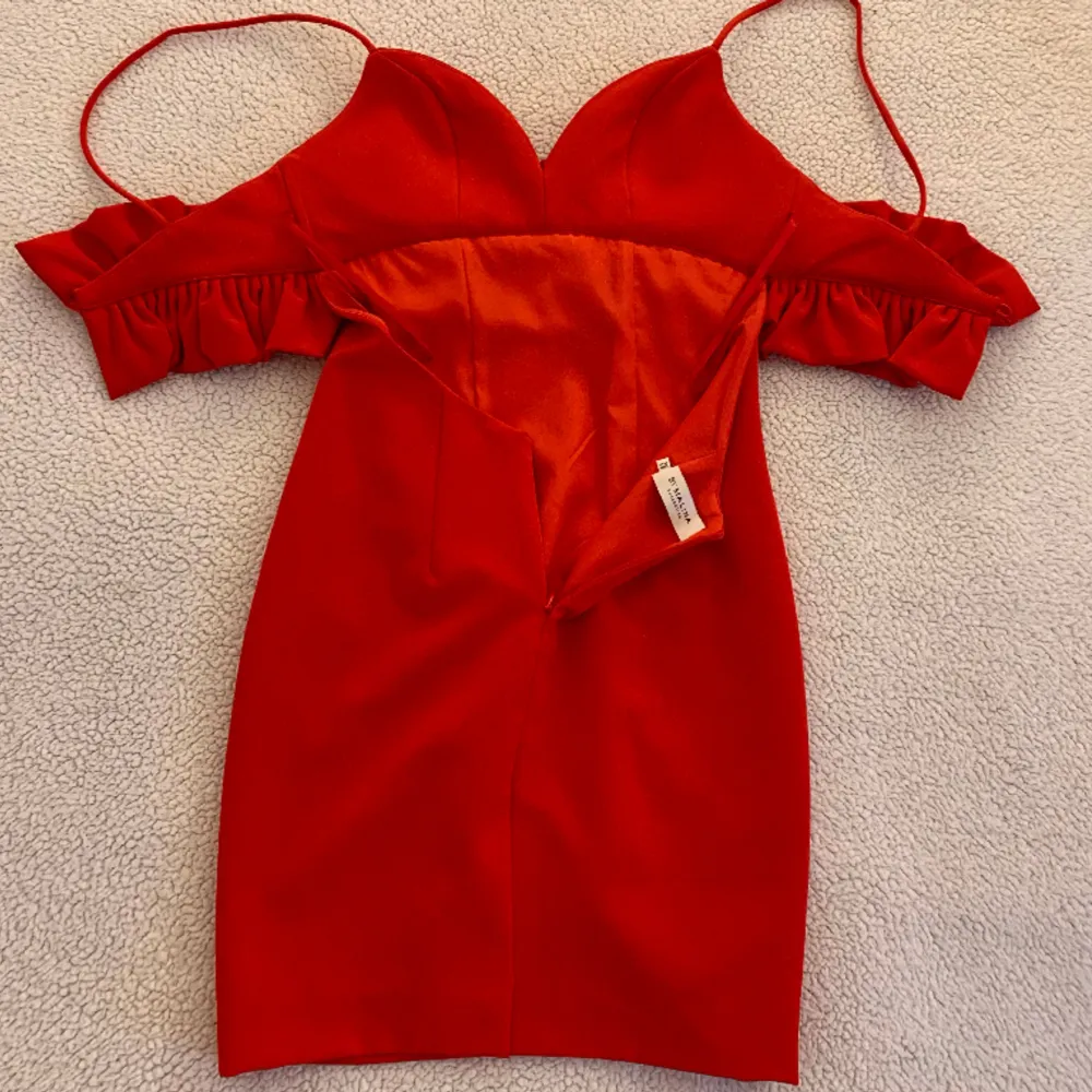 Otroligt lyxig röd klänning från ByMalina. Använd i några timmar. Knäppa med en hake i ryggen. Inlägg vid brösten och väldigt lyxigt lite tungare material. Klarröd färg, perfekt för till exempel alla hjärtans dag 🌹. Klänningar.
