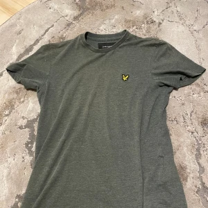 Lyle & scott t-shirt - Lyle & scott t shirt i olivgrön, skick 8/10 storlek xs