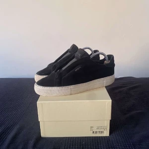 Svarta Arigato skor  - Svarta Arigato skor. Mockat är använt men bra skick.  storlek 44 Nypris 2600 Mitt pris 799 Hör av dig vid några funderingar, äktahetsbevis finns även