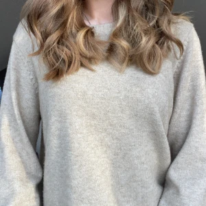 Stickad beige vila tröja  - Säljer dena fina beiga vila tröja. Använd en gång. 