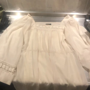 Sommar klänning - En jättevacker sommarklänning som tyvärr inte är min storlek längre. Är i fint skick och har använts en sommar 