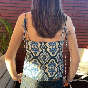 Zara linne - Super gulligt med vakor på banden. Knyts själv så man kan bestämma hur långa banden ska vara.