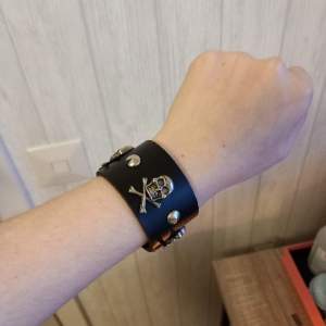 Armband med skellet, är i bra skick.