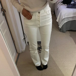 Vita jeans  - Vita jeans från BikBok i nyskick som sitter såå fint🤍🤍
