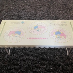 Little twin stars bord - Litet bord som man kan använda som hylla på skrivbordet exempelvis