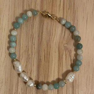 Armband handgjord ca 15 cm - Sötvattenspärlor och gröna naturstenar. Lås gjord av 18k guldplätering. Ca 15 cm. 