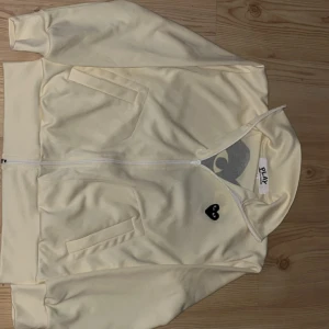 Vit/Gul Cdg Zip Up Med Krage - Väldigt ljus gul CDG zip up med krage, skick 9/10, storlek M, pris kan diskuteras