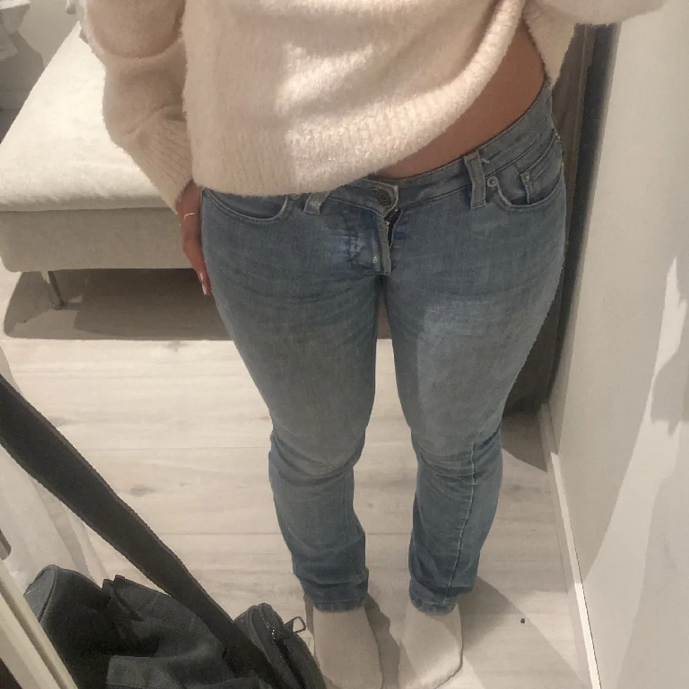 Jätte snygga lågmidjade jeans från Filippa K, står ingen storlek men antar XS. Pris går att diskutera😇😇. Jeans & Byxor.