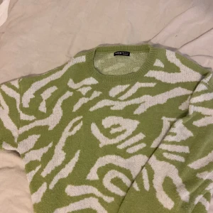 Stickad tröja från Shein - Använd tröja, fint skick förutom att jag behöver dra in några trådar innan försäljning.