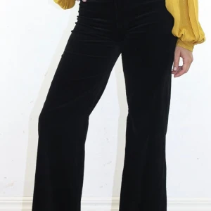 Wera Manchesterbyxor PAULINA stl S - Manchesterbyxa med hög midja. PAULINA har kroppsnära passform och långa, utställda ben. En stretchig och bekväm byxa med två fickor i bak och matt, silverfärgad knapp.  Gott skick!  