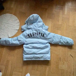 Trapstar jacka - Säljer denna trapstar jacka pga att den börjar bli för liten. Den är äkta men dragkedjan på luvan är bytt så en är vit och inte blå det är dock inget man ser.