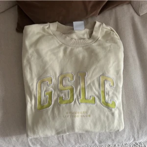 Gymshark tröja  - Säljer min ljusgula gymshark tröja då den är för stor, den är strl m men väldigt oversized❤️