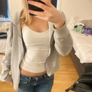 Zip up hoodie - En grå zip up hoodie från cubus😇 Säljer då jag aldrig använder den.  Köpt för 399kr