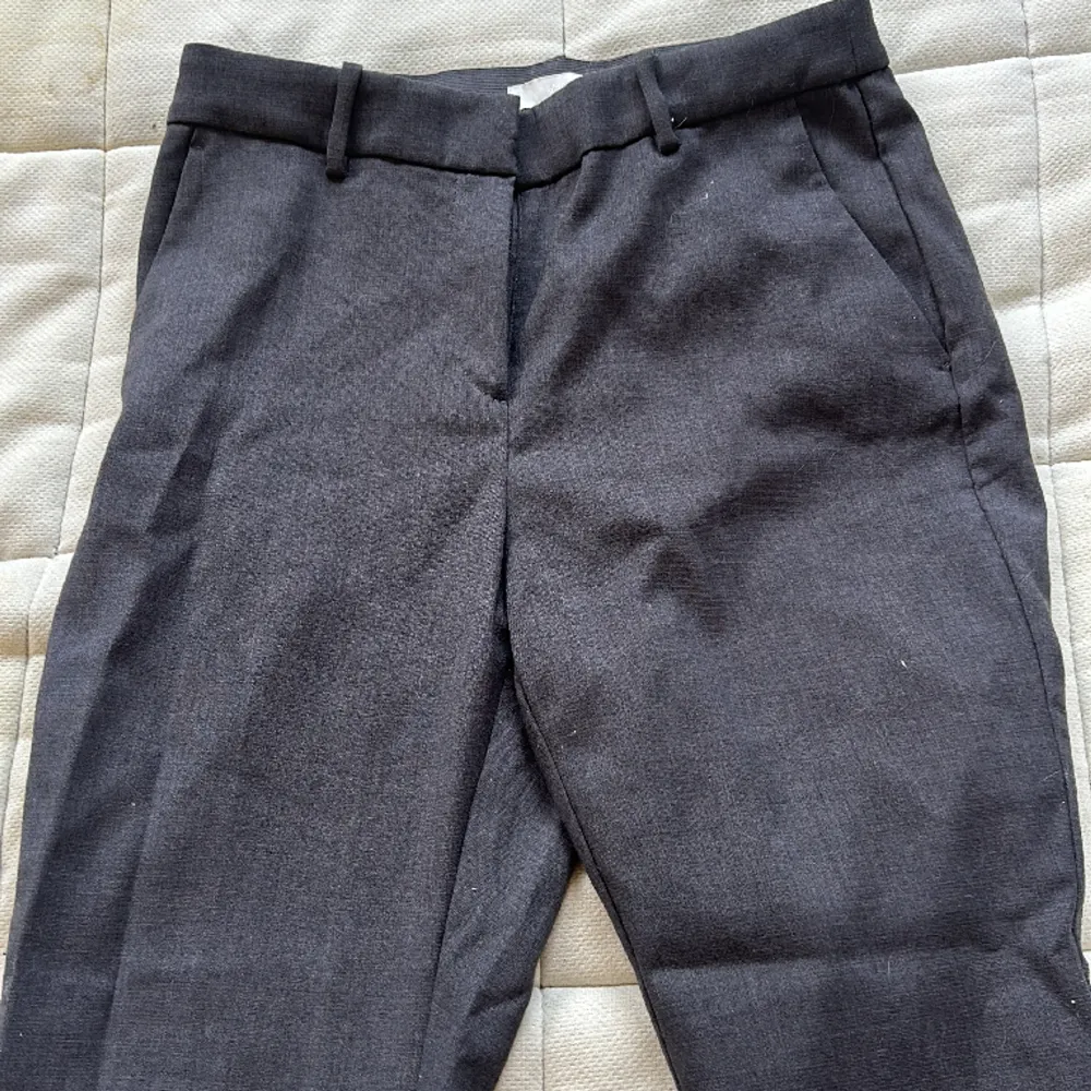 Ett par mörk gråa kostym byxor från hm alldrig använda . Jeans & Byxor.
